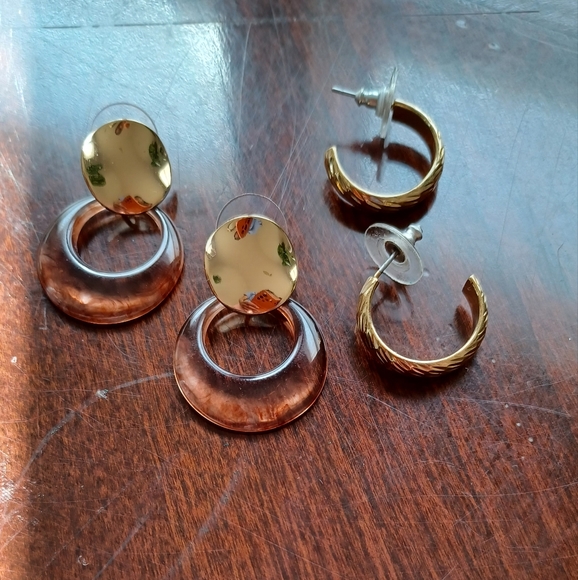 RECLAIMED VINTAGE 2 PC Gold & Tort Earrings* - Picture 3 of 5